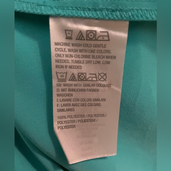 Denim and Co Solid woven wing collar button front blouse - Picture 3 of 5